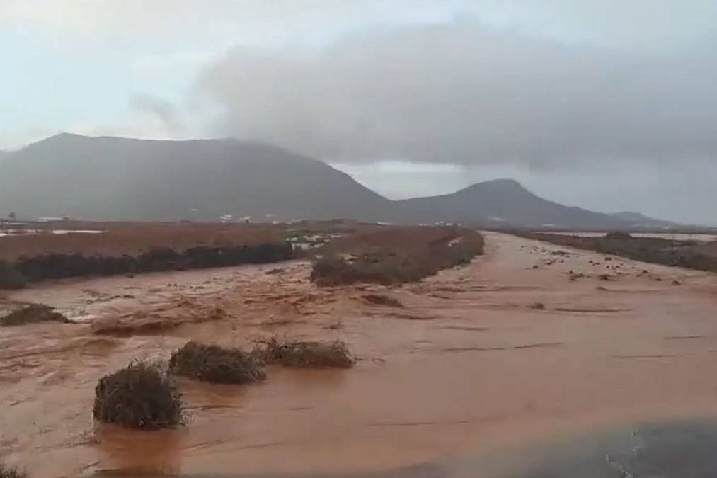 Heavy rains cause road closures and flooding in Fuerteventura