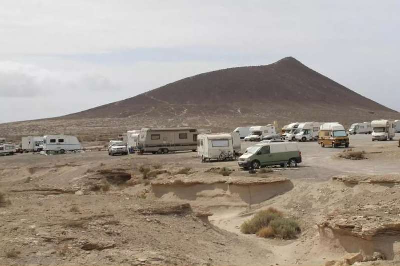 Caravans and campervans evicted for illegally parking in an area in El Medano