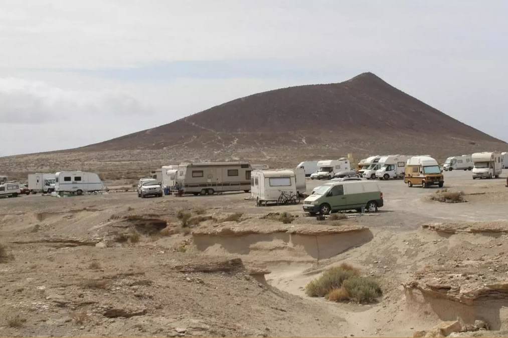 Caravans and campervans evicted for illegally parking in an area in El Medano