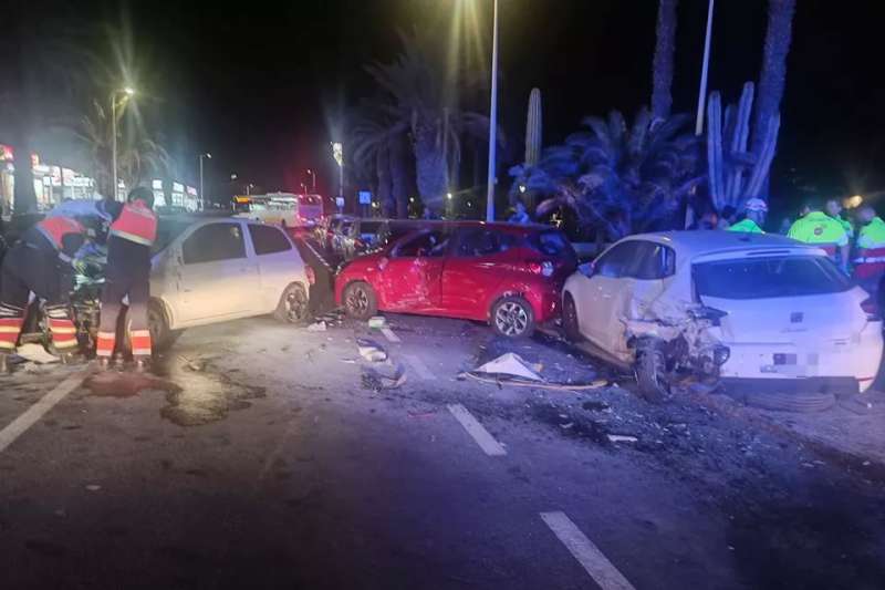 Serious accident in Costa Teguise: Car collides with parked vehicles and hits pedestrian