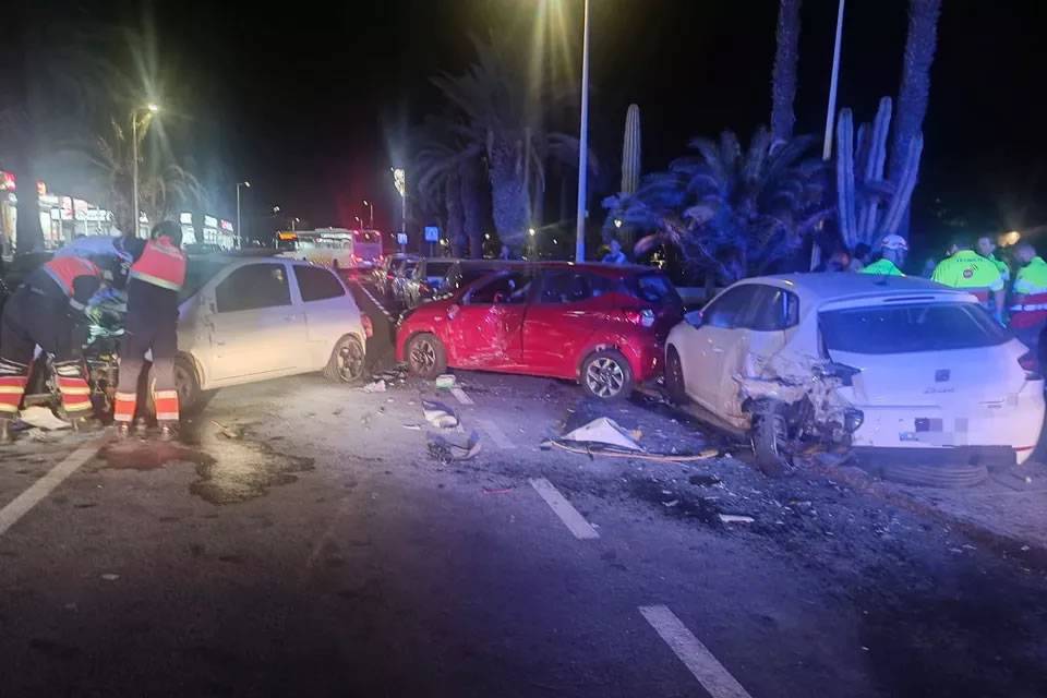 Serious accident in Costa Teguise: Car collides with parked vehicles and hits pedestrian