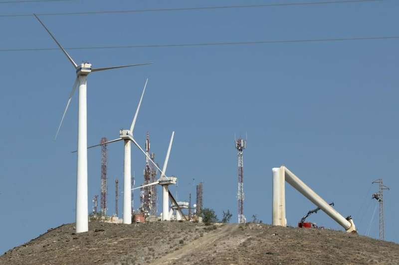 Dismantling of Montaña Mina windmills begins after years of disuse