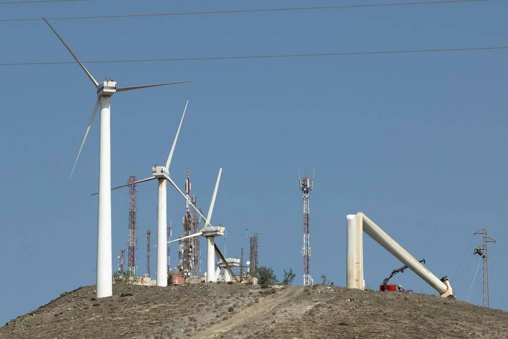 Dismantling of Montaña Mina windmills begins after years of disuse