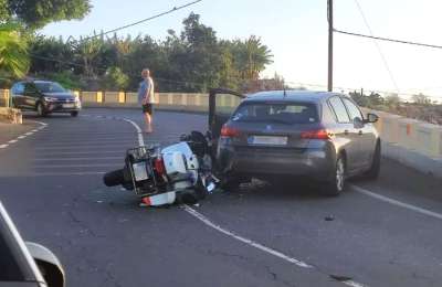 Guardia Civil motorcyclist crashes into a rental car in Los Gigantes