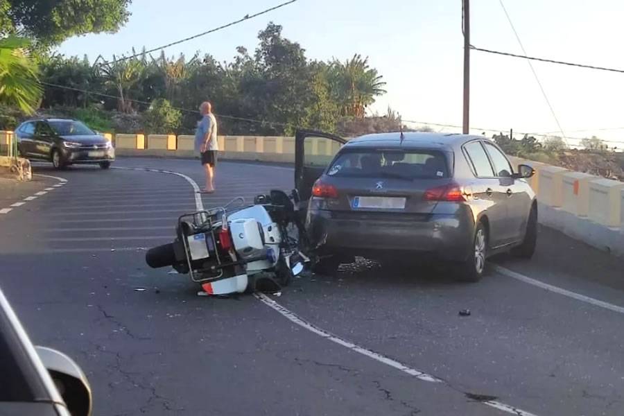 Guardia Civil motorcyclist crashes into a rental car in Los Gigantes