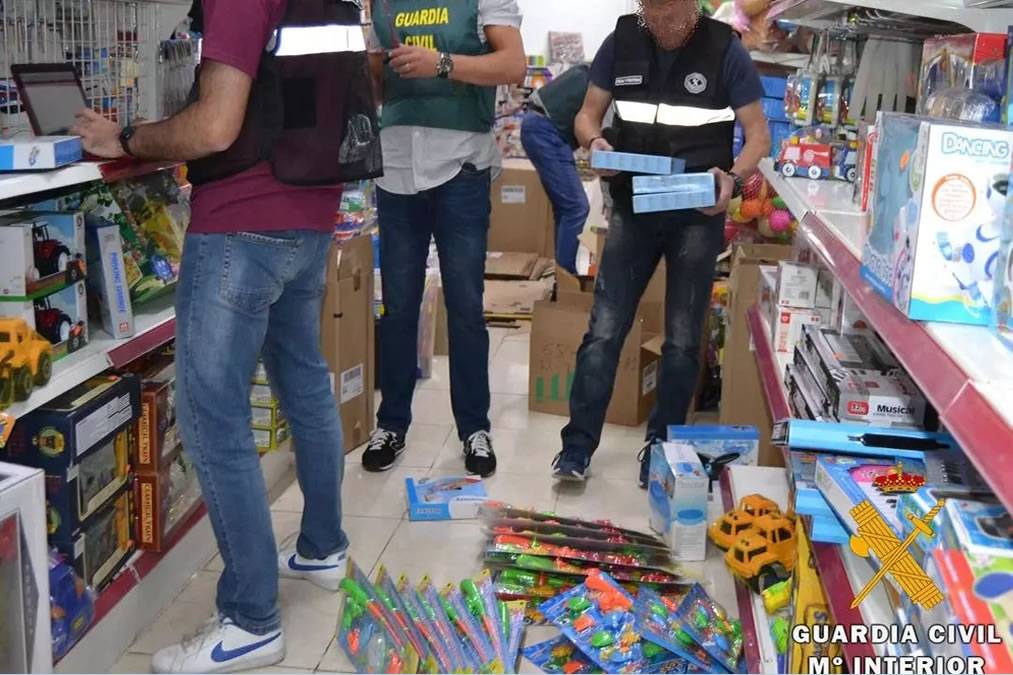 More than 400 ‘dangerous’ toys seized from a shop in the south of Tenerife 