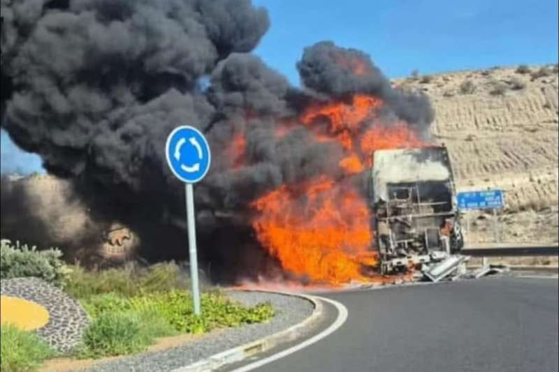 VIDEO: Dramatic incident in south Tenerife as coach erupts in flames near Siam Mall