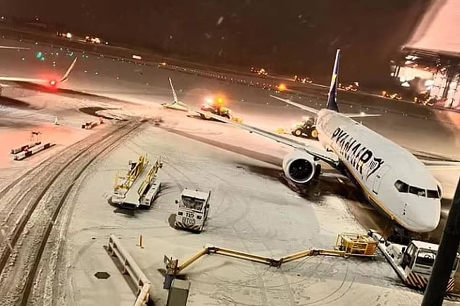 Several UK airports closed due to heavy snow causing travel chaos