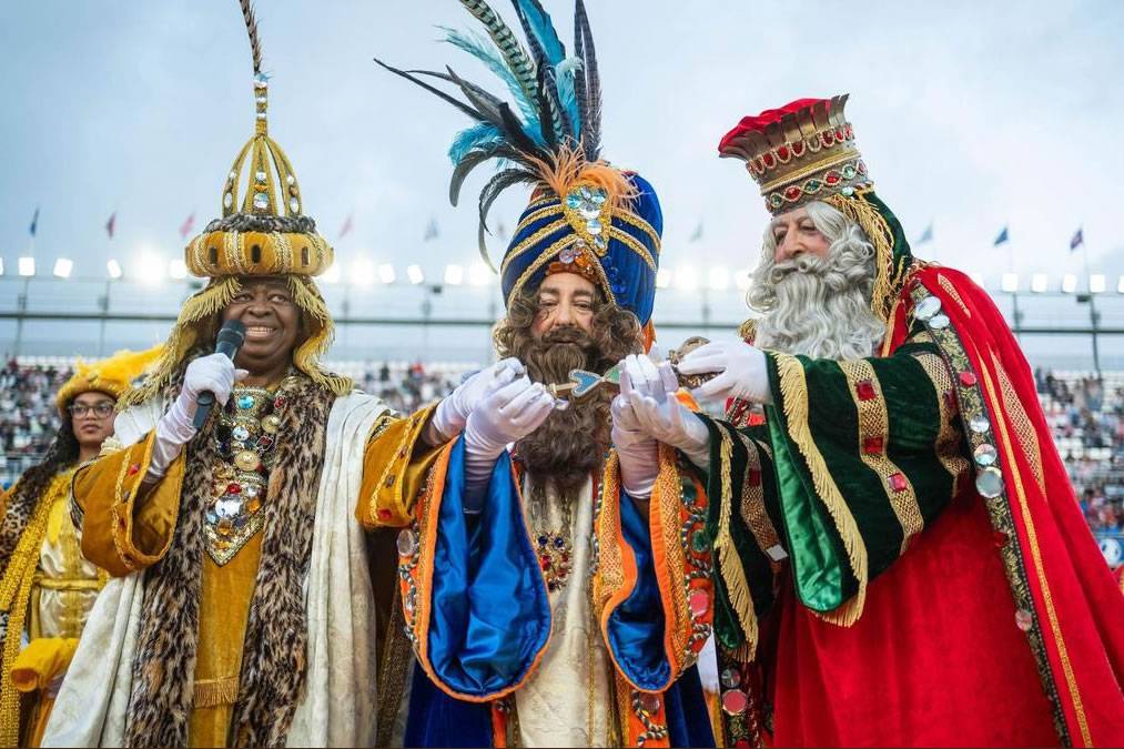 250,000 people line the streets for the Three Kings Parade in Santa Cruz de Tenerife