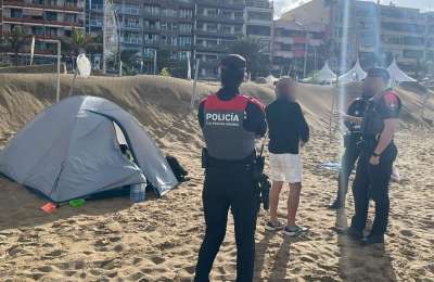 Campers removed from Las Canteras Beach by police 