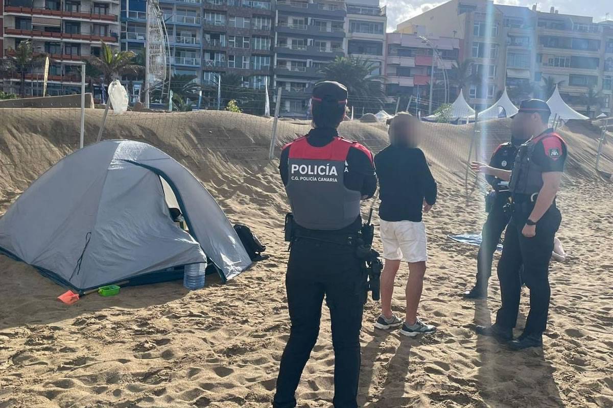 Campers removed from Las Canteras Beach by police 