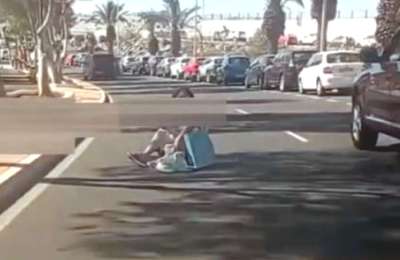 Woman stages protest in middle of the road over lack of taxis in Lanzarote 