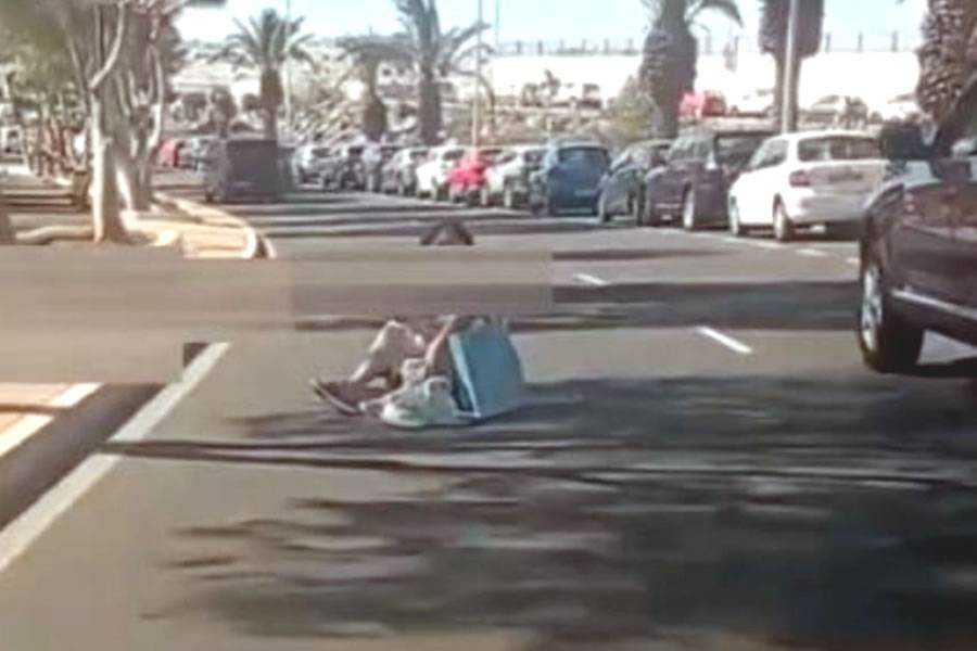 Woman stages protest in middle of the road over lack of taxis in Lanzarote 
