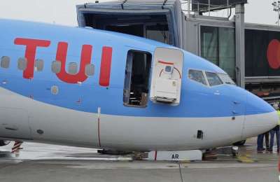 Landing gear of TUI Boeing 737 collapses shortly after landing