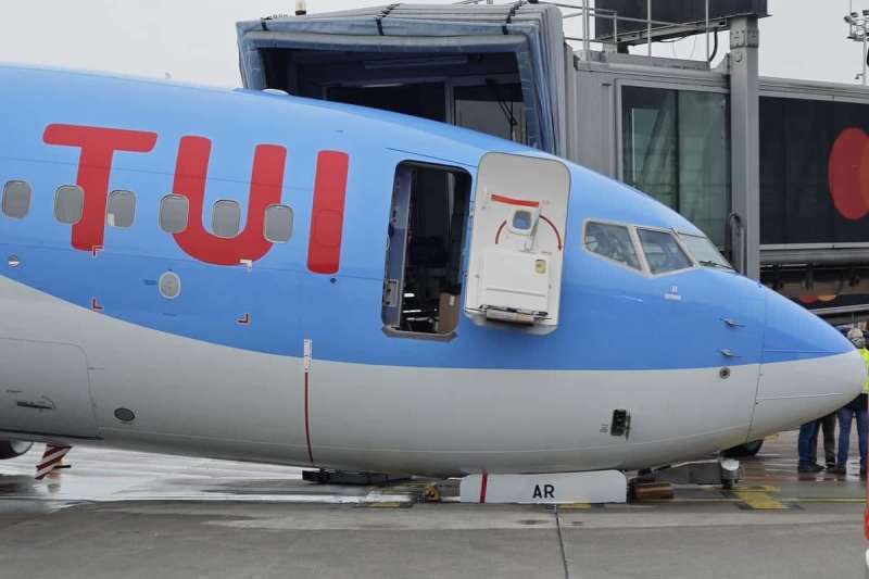 Landing gear of TUI Boeing 737 collapses shortly after landing