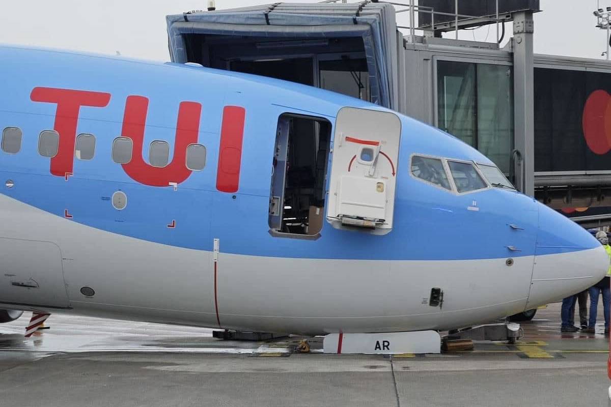 Landing gear of TUI Boeing 737 collapses shortly after landing