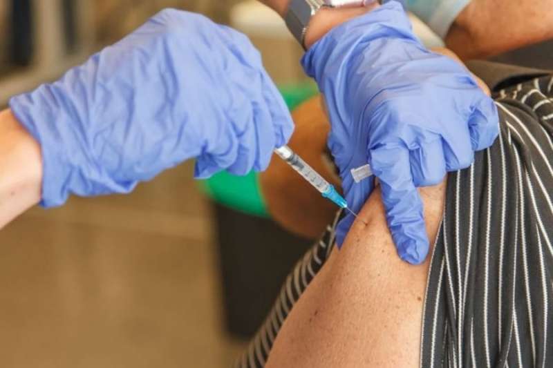COVID vaccination rates drop in the Canary Islands as uptake of flu jabs increases