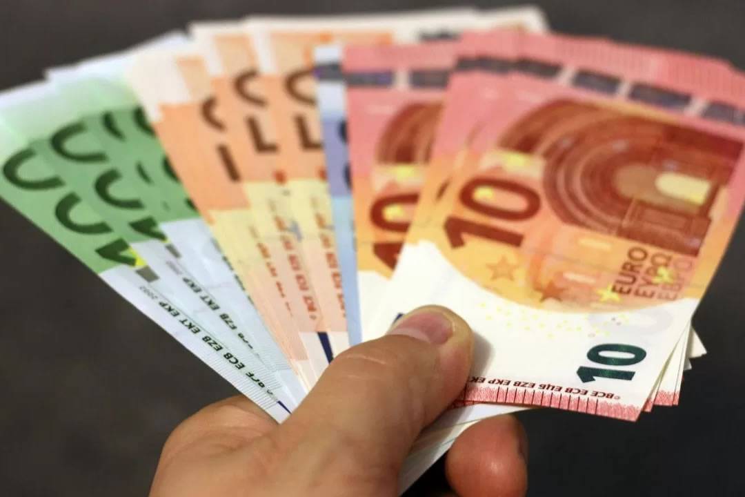 Trade Unions argue minimum wage increase is too low and want €1,200 in 2025