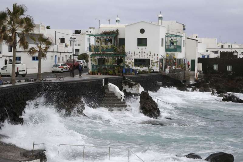 Government updates weather warnings in the Canary Islands