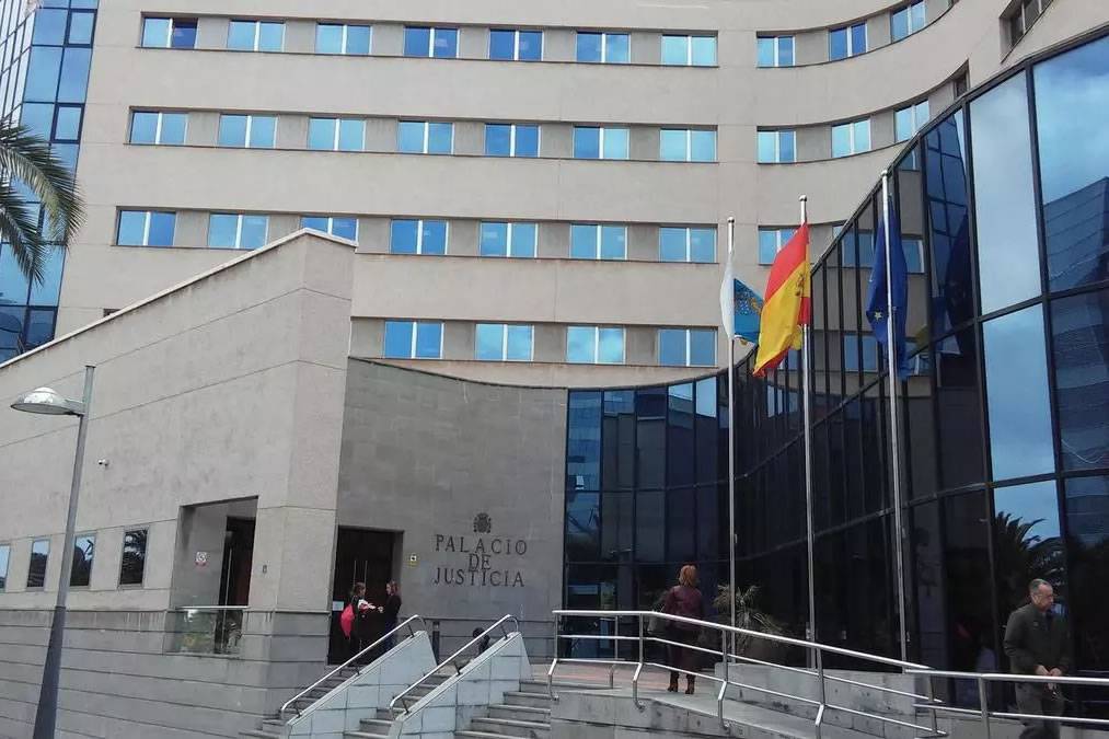 Tenerife Court sentences police officer for abusing ‘looky looky’ man, but rules out hate crime