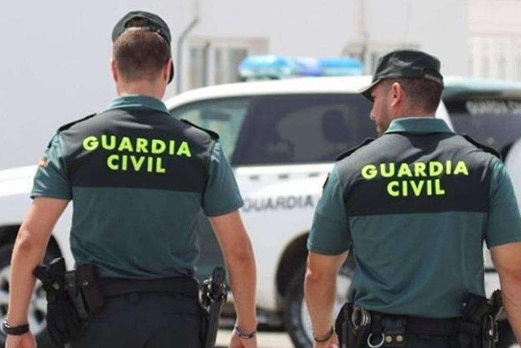 Man caught red-handed breaking into cars and stealing valuables in Tenerife