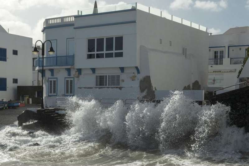 Lanzarote will have active yellow weather warning for rough seas on Tuesday
