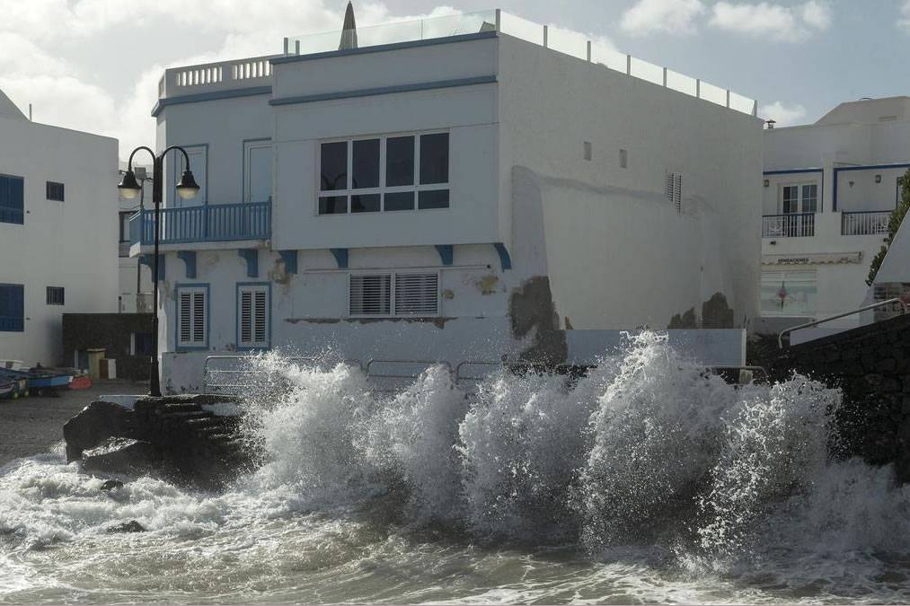 Lanzarote will have active yellow weather warning for rough seas on Tuesday