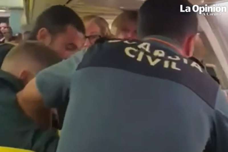 VIDEO: Man removed from Ryanair flight for causing disruption after claiming to be a UN diplomat