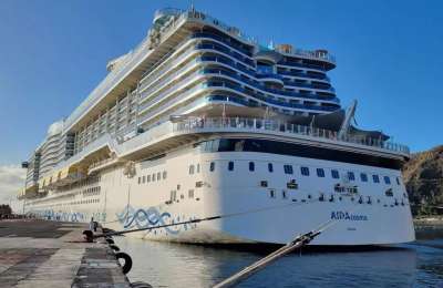 Giant cruise ship 'Aida Cosma' docks in La Palma, the biggest one ever
