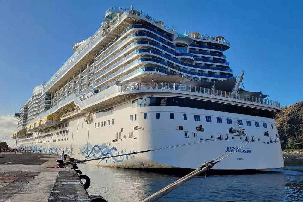 Giant cruise ship 'Aida Cosma' docks in La Palma, the biggest one ever