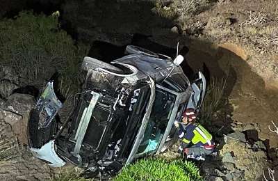 Two people trapped in car after dramatic accident in Arinaga