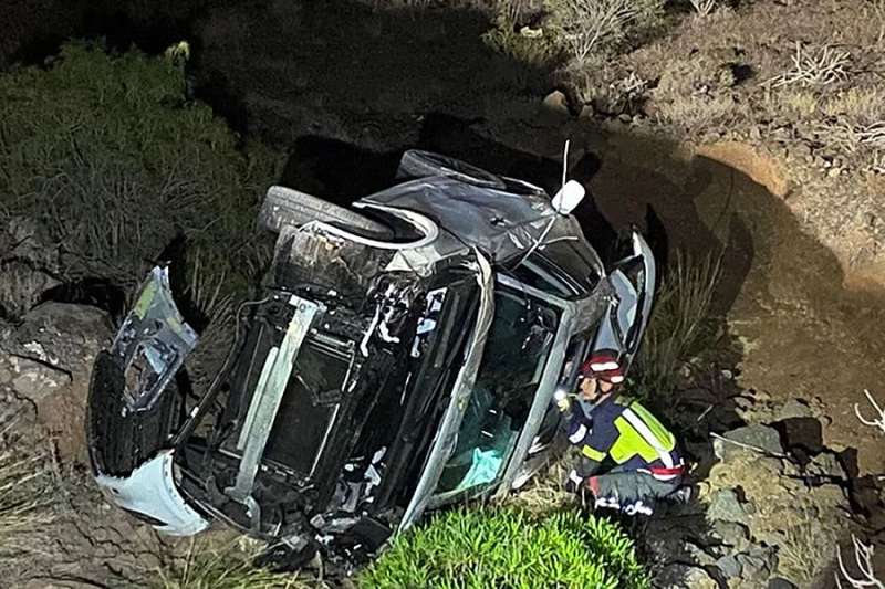 Two people trapped in car after dramatic accident in Arinaga