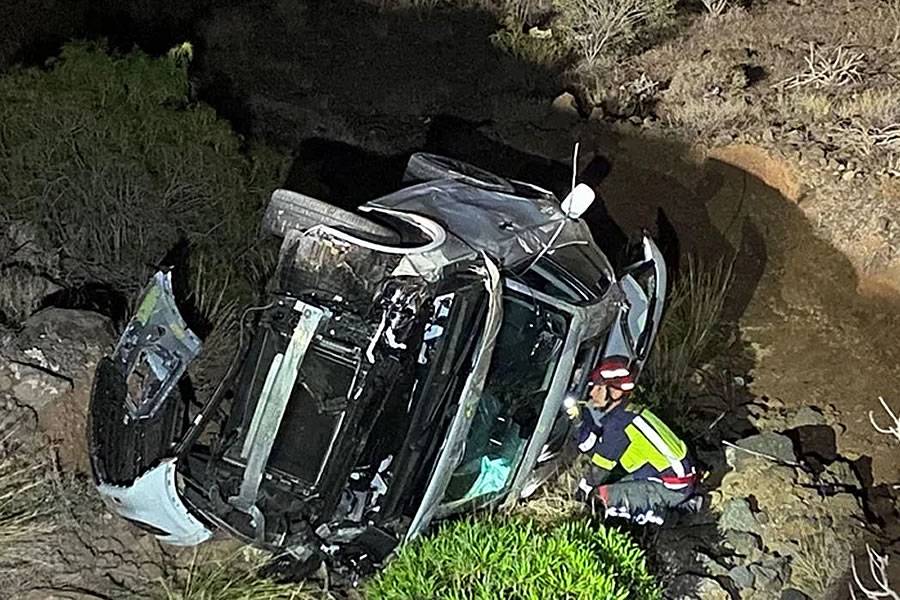 Two people trapped in car after dramatic accident in Arinaga