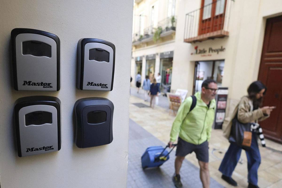The Canary Islands had 52,286 holiday let properties in November, 4,500 more than in February