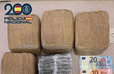 Two men caught carrying six kilos of hashish in a supermarket bag in Fuerteventura
