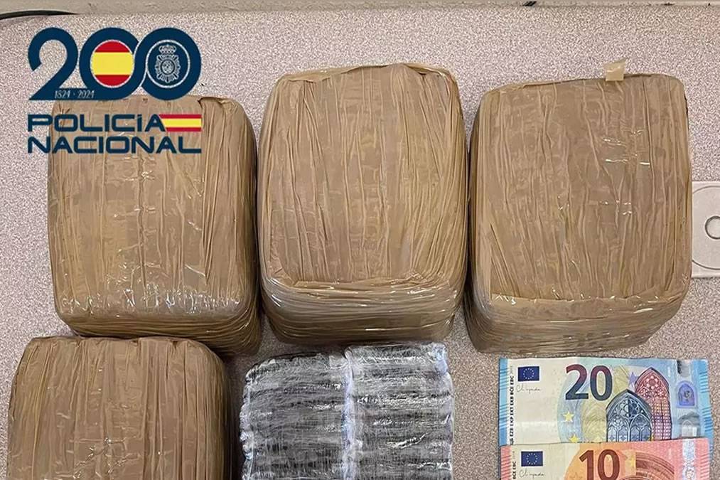 Two men caught carrying six kilos of hashish in a supermarket bag in Fuerteventura