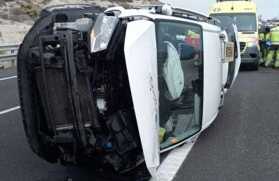 Three injured as taxi overturns on the TF-1 motorway in Tenerife