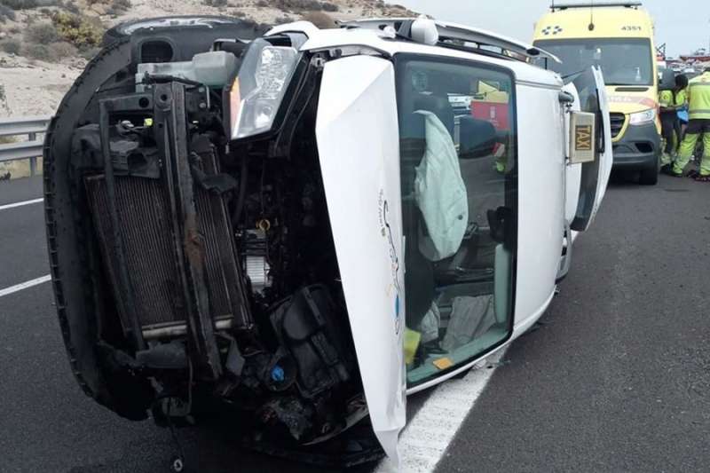 Three injured as taxi overturns on the TF-1 motorway in Tenerife
