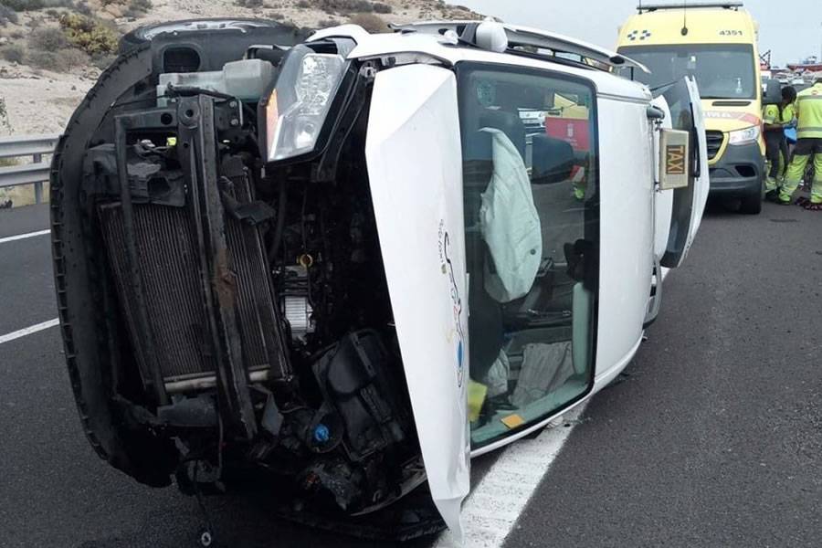 Three injured as taxi overturns on the TF-1 motorway in Tenerife