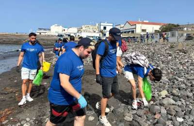200 volunteers join in Fred Olsen Express beach clean-up in Agaete 