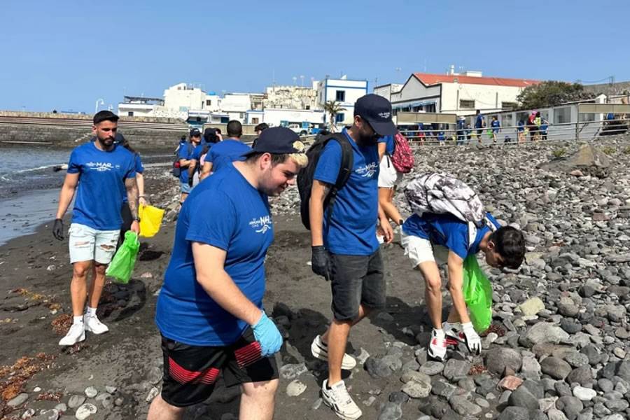200 volunteers join in Fred Olsen Express beach clean-up in Agaete 