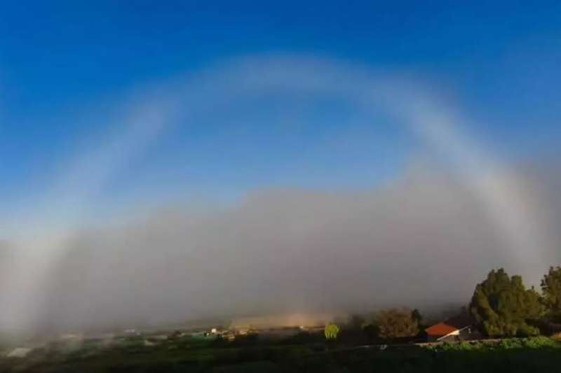 Rare white rainbow photographed in the Canary Islands