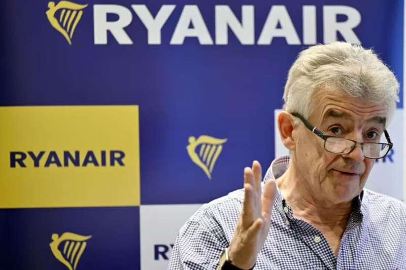 Ryanair warns of more legal action against disruptive passengers 