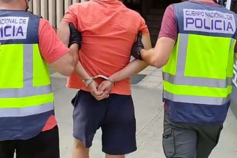 Police arrest five people in Tenerife for assaulting a tourist