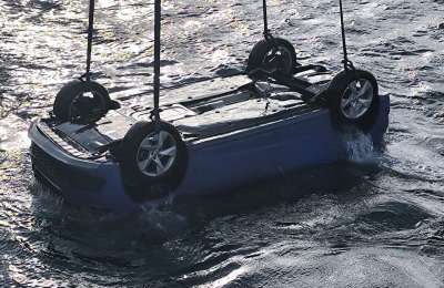 Car rolls into the sea in Arinaga after handbrake left off