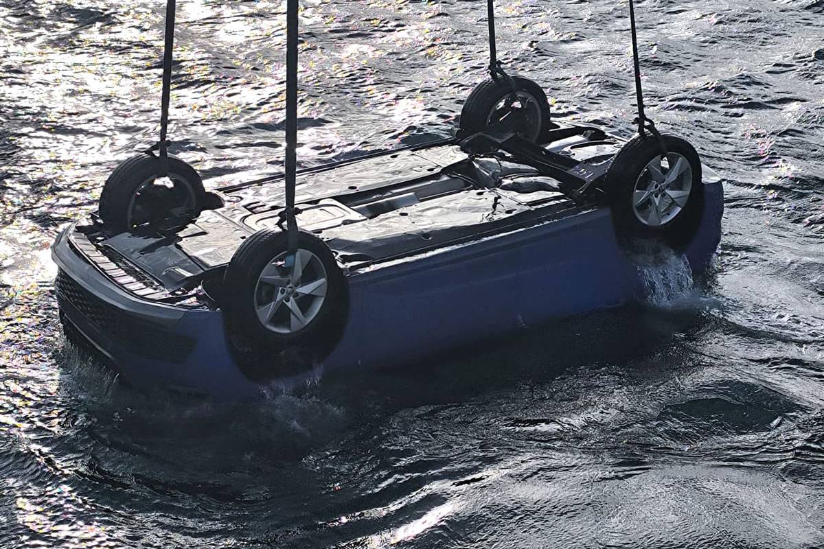 Car rolls into the sea in Arinaga after handbrake left off