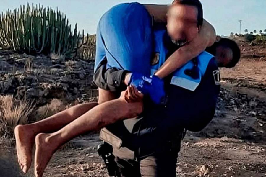Police carry injured tourist to safety after mugging in the South of Tenerife