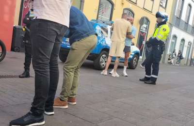 A ‘businessman’ and two henchmen assault diner in a Tenerife restaurant before fleeing