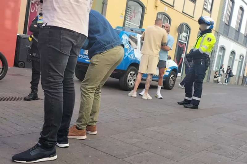 A ‘businessman’ and two henchmen assault diner in a Tenerife restaurant before fleeing