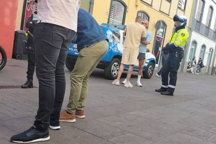 A ‘businessman’ and two henchmen assault diner in a Tenerife restaurant before fleeing
